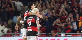 Varela comemora seu gol com Pedro, em jogo contra Bragantino, no Maracanã, pelo Brasileirão