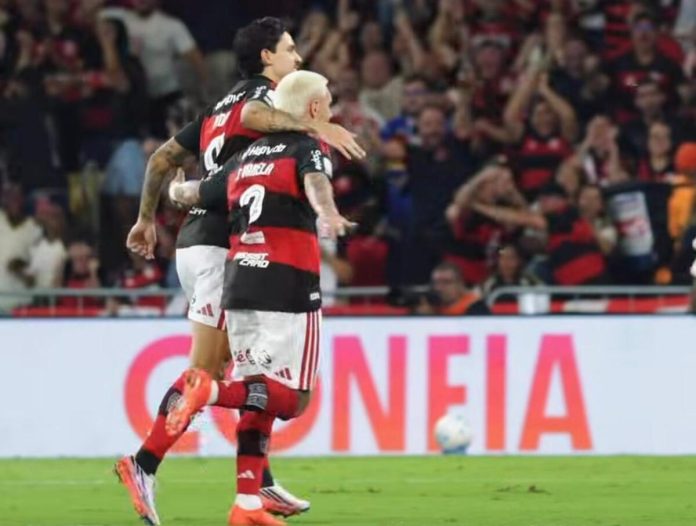 Varela comemora seu gol com Pedro, em jogo contra Bragantino, no Maracanã, pelo Brasileirão
