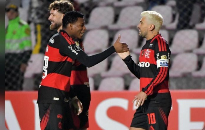 Plata e Arrascaeta em campo pelo Flamengo
