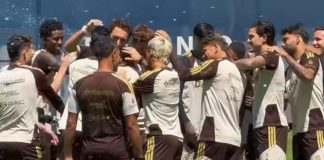 Plata passa por corredor polonês, no treino em Quito, ao retornar para o Flamengo
