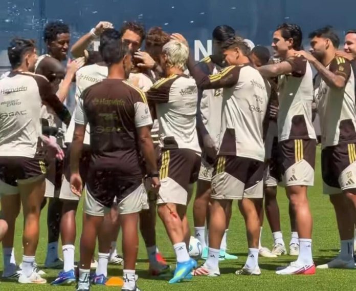 Plata passa por corredor polonês, no treino em Quito, ao retornar para o Flamengo