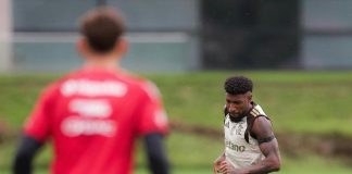 Jogadores treinam em Ninho do Urubu