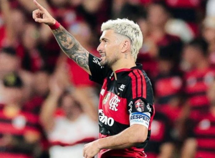 Arrascaeta em campo pelo Flamengo no Maracanã