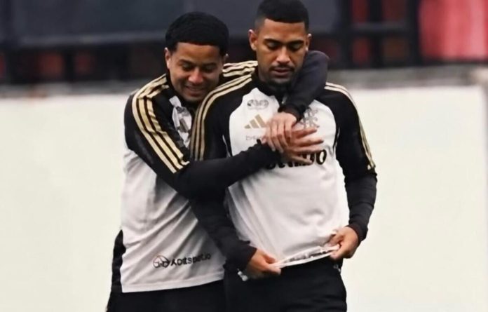 Valencia e Samuel Lino em treino no Ninho do Urubu. Foto: Reprodução / Flamengo TV