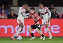 Alex Sandro e Samuel Lino em campo pelo Flamengo no empate contra o Estudiantes em La Plata