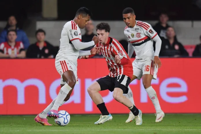 Alex Sandro e Samuel Lino em campo pelo Flamengo no empate contra o Estudiantes em La Plata