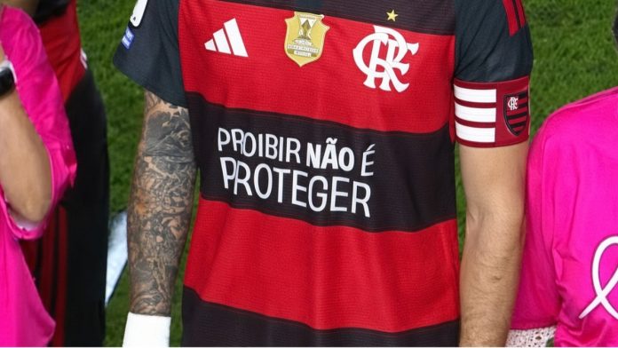 Camisa do Flamengo com a mensagem 