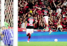 Ao lado de Freitas, Carrascal comemora o gol da vitória do Flamengo sobre o Fluminense no Maracanã