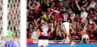 Ao lado de Freitas, Carrascal comemora o gol da vitória do Flamengo sobre o Fluminense no Maracanã - Foto: Gilvan de Souza / Flamengo