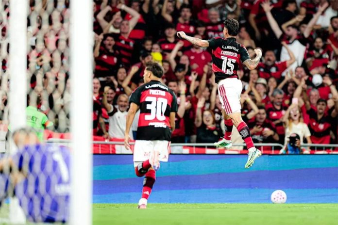 Ao lado de Freitas, Carrascal comemora o gol da vitória do Flamengo sobre o Fluminense no Maracanã - Foto: Gilvan de Souza / Flamengo