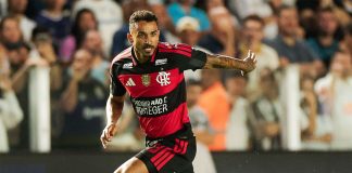 Danilo em campo pelo Flamengo no empate com o Santos na Vila Belmiro