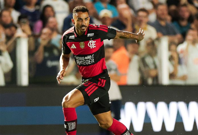 Danilo em campo pelo Flamengo no empate com o Santos na Vila Belmiro