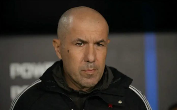 Leonardo Jardim comandando o Flamengo contra o Estudiantes em La Plata - Foto: Luis Robayo / AFP