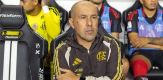 Leonardo Jardim comandando o Flamengo contra o Santos na Vila - Foto: Alex Miranda / AtoPress / Folhapress