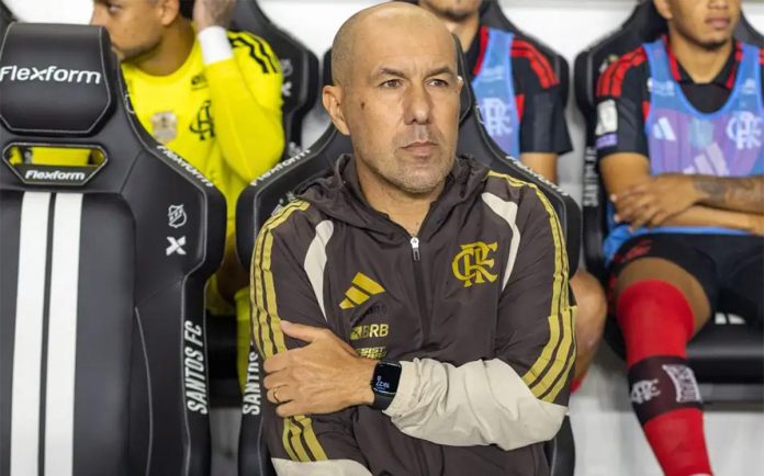 Leonardo Jardim comandando o Flamengo contra o Santos na Vila - Foto: Alex Miranda / AtoPress / Folhapress