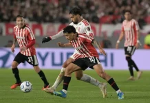 Lucas Paquetá em campo no empate do Flamengo com o Estudiantes em La Plata - Foto: Juan Mabromata / AFP