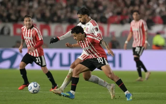 Lucas Paquetá em campo no empate do Flamengo com o Estudiantes em La Plata - Foto: Juan Mabromata / AFP
