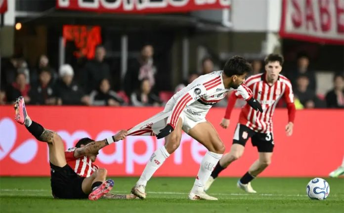 Lucas Paquetá quase perde o short e nem assim Alexis Castro recebeu o amarelo