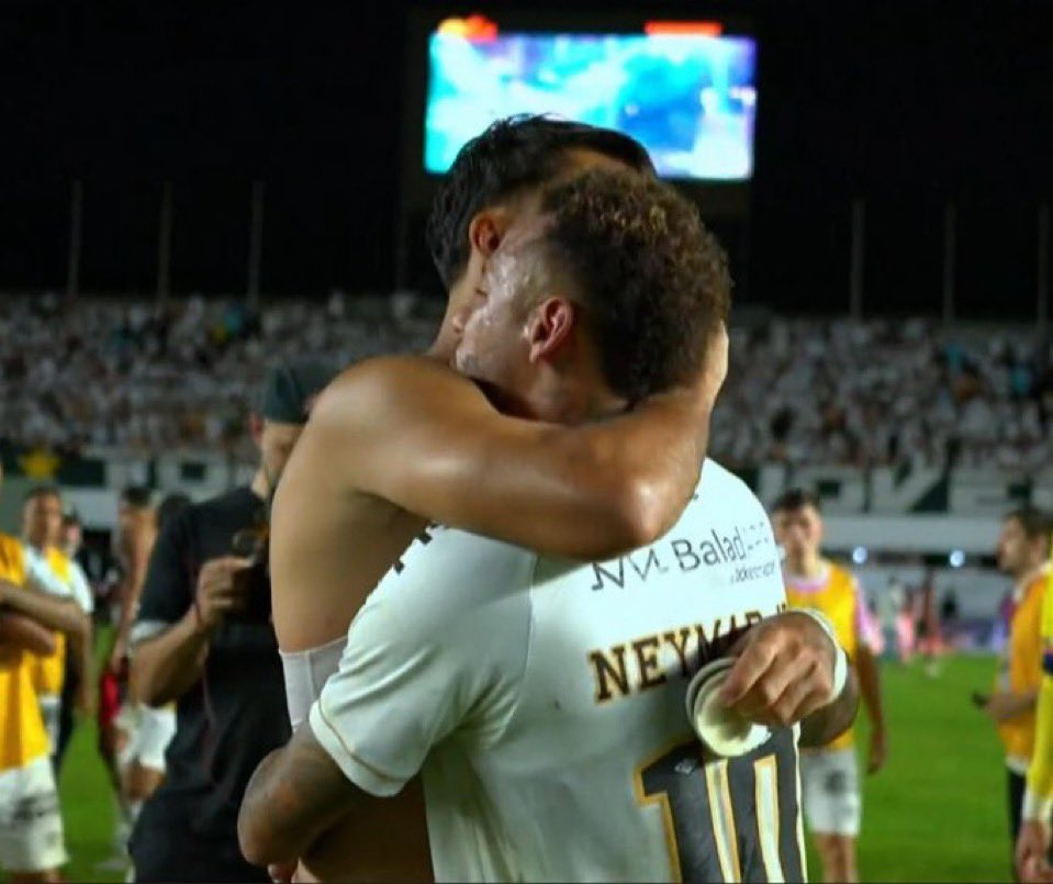 Lucas Paquetá e Neymar se abraçam após jogo na Vila Belmiro