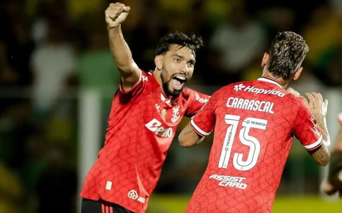 Paquetá e Carrascal em campo pelo Flamengo