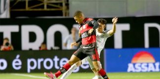 Samuel Lino em campo no empate entre Flamengo e Santos na Vila Belmiro - Foto: Mauricio De Souza / AGIF / Folhapress