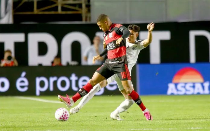 Samuel Lino em campo no empate entre Flamengo e Santos na Vila Belmiro - Foto: Mauricio De Souza / AGIF / Folhapress
