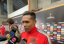 Alex Sandro dando entrevista após partida contra o Estudiantes, pela Libertadores, na Argentina