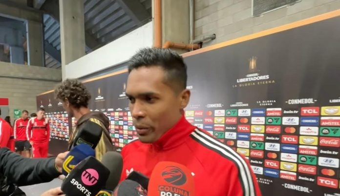Alex Sandro dando entrevista após partida contra o Estudiantes, pela Libertadores, na Argentina