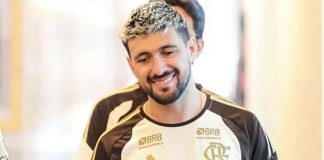 Arrascaeta após cirurgia no punho, no Ninho do Urubu— Foto: Gilvan de Souza / Flamengo