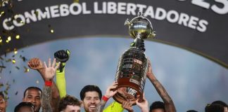 Jogadores do Flamengo comemorando o tetra campeonato da Libertadores 2025