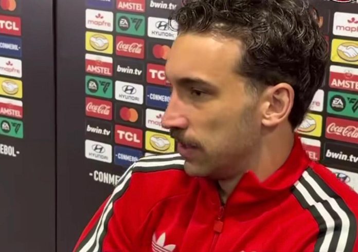 Léo Ortiz dando entrevista após partida contra o Estudiantes, pela Libertadores, na Argentina