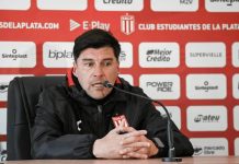 Técnico do Estudiantes de La Plata, uruguaio, Alexander "Cacique" Medina.
