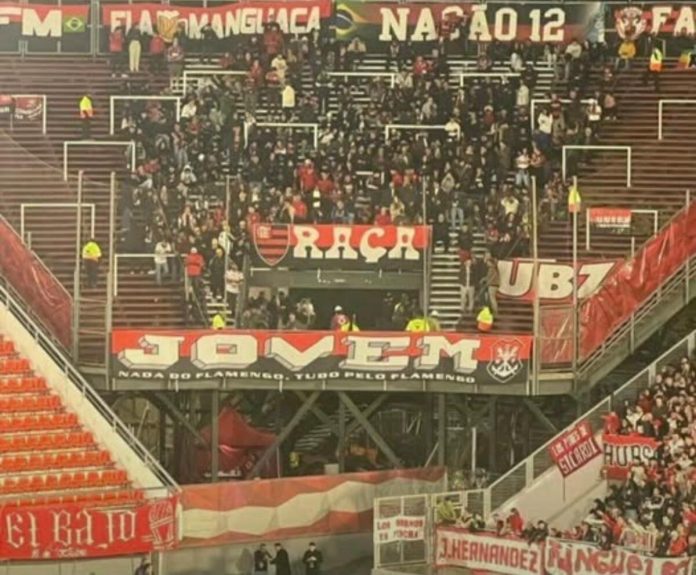 Torcida do Flamengo no Estádio Jorge Luis Hirschi (Uno) em La Plata, na Argentina,