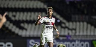 Bruno Henrique marca o gol da virada do Flamengo sobre o Vasco por 2x1, em jogo em São Januário no dia 10 de outubro de 2020