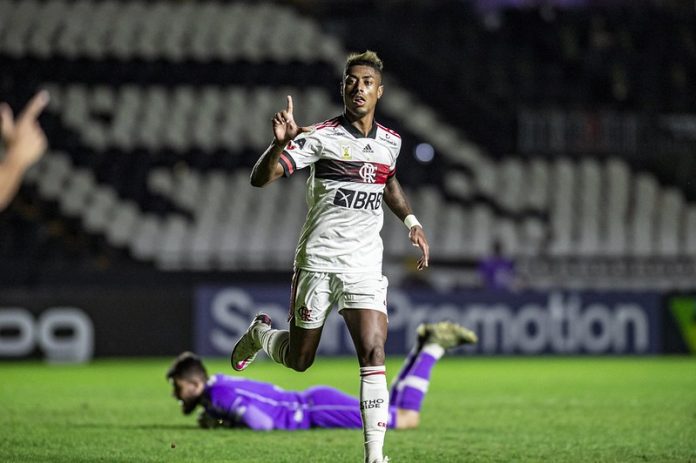 Bruno Henrique marca o gol da virada do Flamengo sobre o Vasco por 2x1, em jogo em São Januário no dia 10 de outubro de 2020
