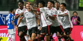 David Luiz marca e comemora o gol da vitória do Flamengo sobre o Cruzeiro