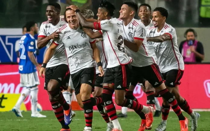 David Luiz marca e comemora o gol da vitória do Flamengo sobre o Cruzeiro
