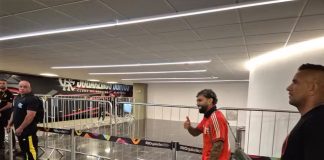 Gabigol no desembarque do Flamengo após a conquista da Copa do Brasil 2024
