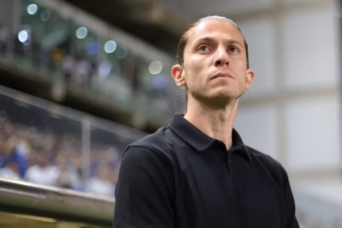 Filipe Luis em campo no jogo em que o Flamengo venceu o Cruzeiro, em 6 de novembro de 2024