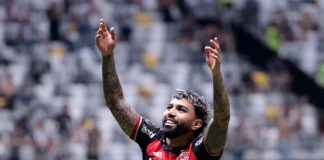 Gabigol comemora com a torcida a conquista do Pentacampeonato da Copa do Brasil 2024 conquistado pelo Flamengo
