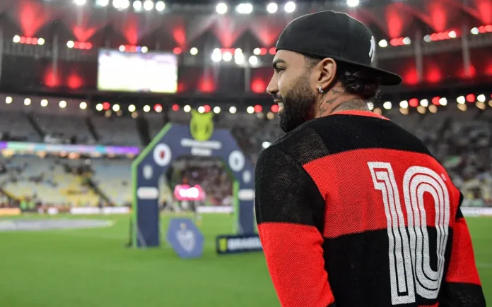 Gabigol vai ao Maracanã ver jogo entre Flamengo x Atlético com a camisa 10