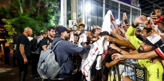 Gabigol retribiu o carinho da torcida do Flamengo em Fortaleza. FOTO: Gilvan de Souza / CRF