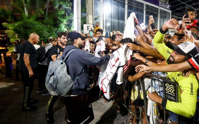 Gabigol retribiu o carinho da torcida do Flamengo em Fortaleza. FOTO: Gilvan de Souza / CRF