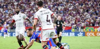 Léo Pereira e Gerson em campo pelo Flamengo no empate sem gols com o Fortaleza