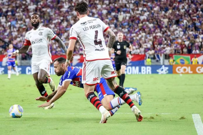 Léo Pereira e Gerson em campo pelo Flamengo no empate sem gols com o Fortaleza