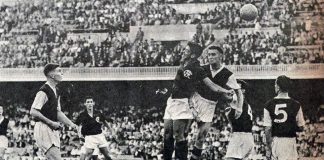 Henrique Frade em ação pelo Flamengo, na goleada por 4x0 sobre Burnley da Inglaterra, na inauguração do Camp Nou, em 24 de setembro de 1957