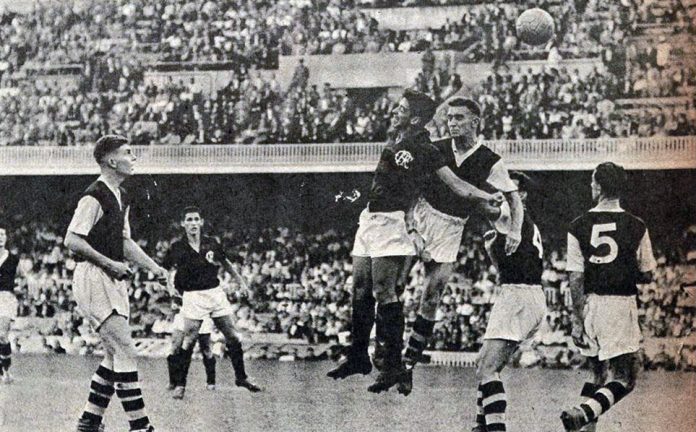 Henrique-Frade-Flamengo-4-0-Burnley-Inauguracao-Camp-Nou-240957 Henrique Frade em ação pelo Flamengo, na goleada por 4x0 sobre Burnley da Inglaterra, na inauguração do Camp Nou, em 24 de setembro de 1957