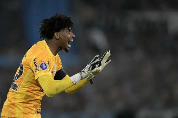 Hugo-Souza-goleiro-Corinthians Goleiro Hugo Souza em campo pelo Corinthians
