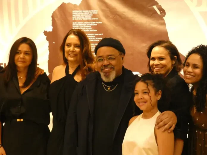 Jorge Aragão e sua família no lançamento da nova camisa do Flamengo