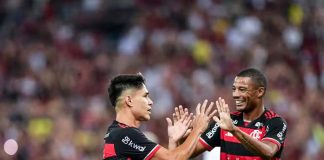 Luiz Araújo e De la Cruz em ação pelo Flamengo
